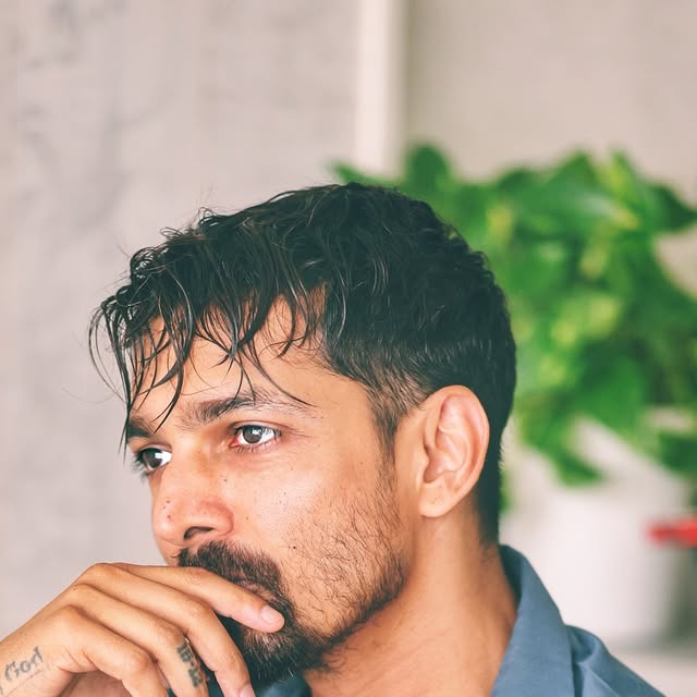 Harshvardhan Rane’s Real-Life ‘Sanam Teri Kasam’ Moment:Falls For Girl Who Cried Next To Him On Flight